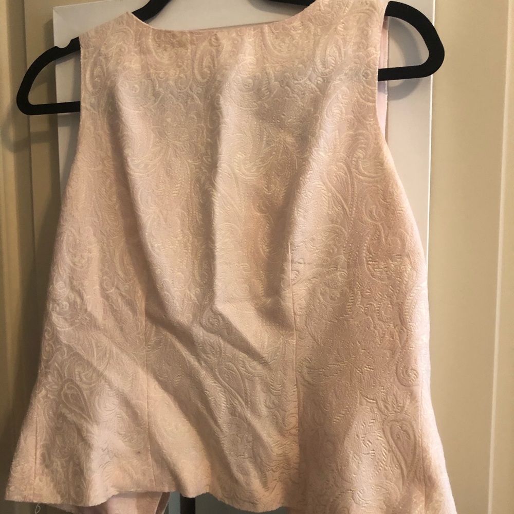 Super cute pink paisley button back blouse